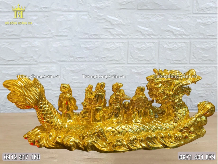 Hình ảnh phía sau bức tượng đồng